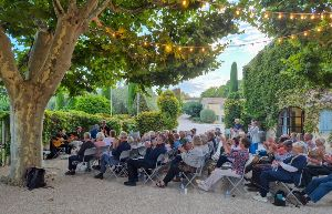 Voyagers enjoy a concert at the Château Val-Joanis