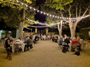 Voyagers enjoy dinner at the Château Val-Joanis