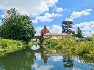 COTSWOLD CANAL - Nutshell Bridge and adjoining house on the Stroudwater Navigation.